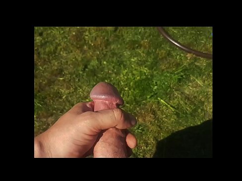 ❤️ Keçika germ di bexçeyek havînê de pisîka xwe ya pembe diqelişe û bi şuştinê dixe. ️❌ Pornoya malê li porno ku.porn-evooli.ru ❌️❤