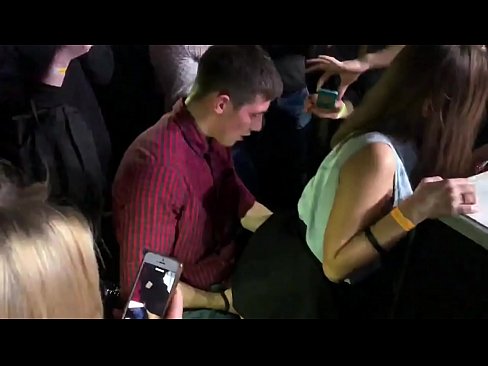 ❤️ Seksê rast di klûbek şevê ya rûsî de. Keçeke rûsî ya 18 salî di nav anus û vajînayê de li klûbeke şevê kenîya ️❌ Pornoya malê li porno ku.porn-evooli.ru ❌️❤