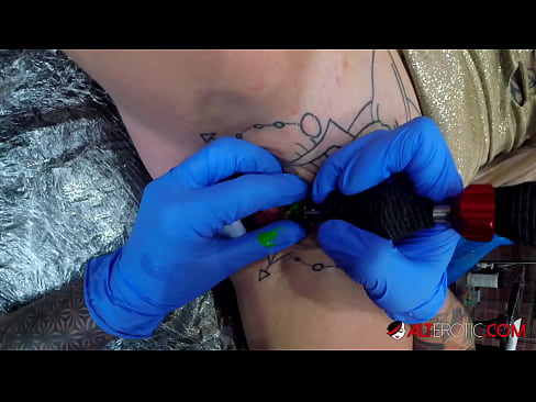❤️ Keçika pir tattookirî Sully Savage tattooek li ser klîtorê xwe kir. ️❌ Pornoya malê li porno ku.porn-evooli.ru ❌️❤